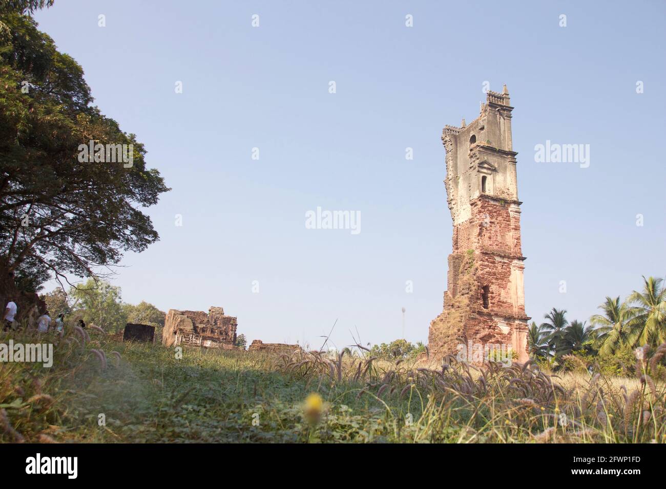 Rovina di una vecchia chiesa portoghese distrutta a Goa in India. Foto Stock