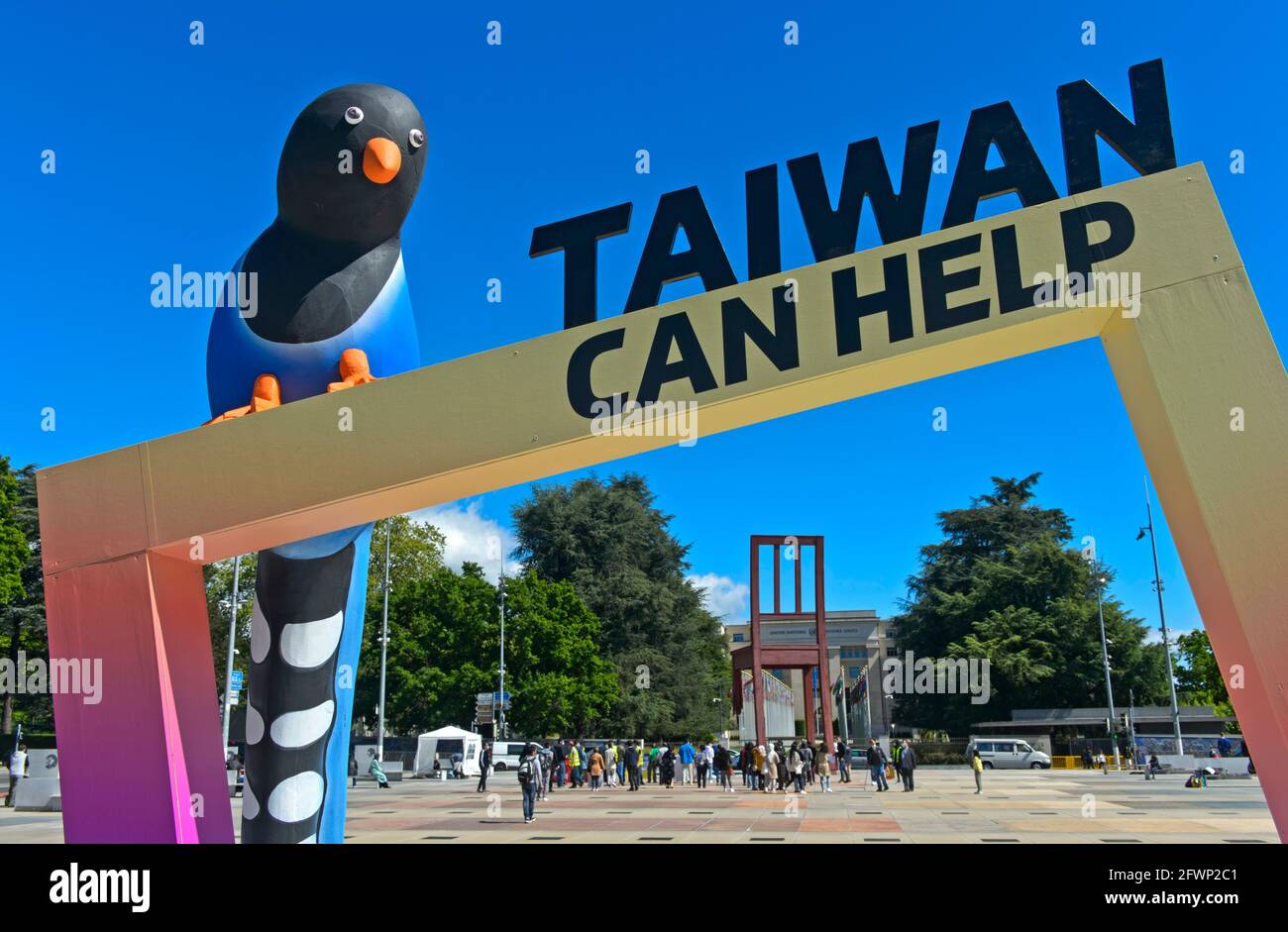 Statua 'Taiwan Can Help' davanti alla sede delle Nazioni Unite durante l'Assemblea Mondiale della Sanità (WHA74) 2021, Ginevra, Svizzera Foto Stock