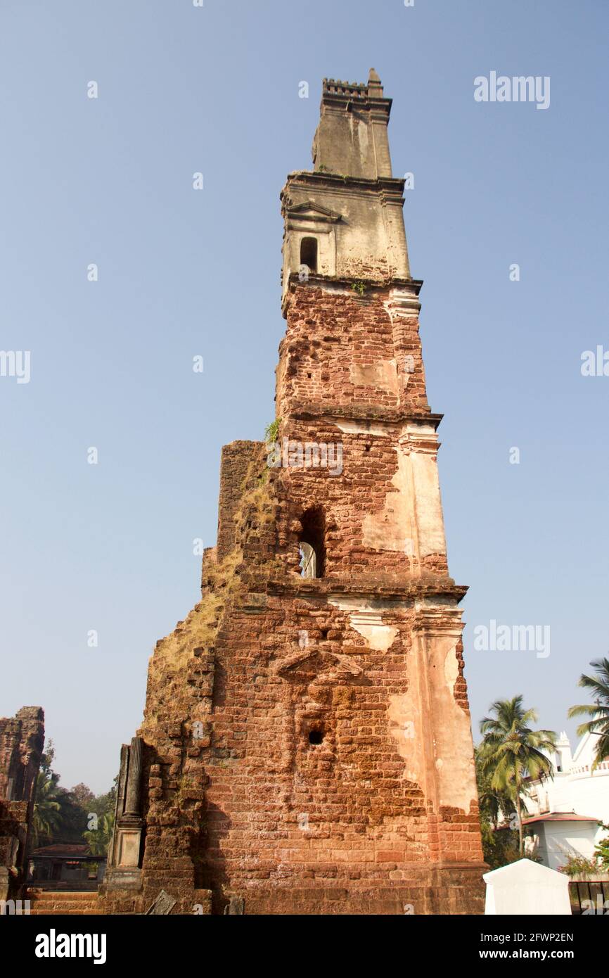Rovina di una vecchia chiesa portoghese distrutta a Goa in India. Foto Stock