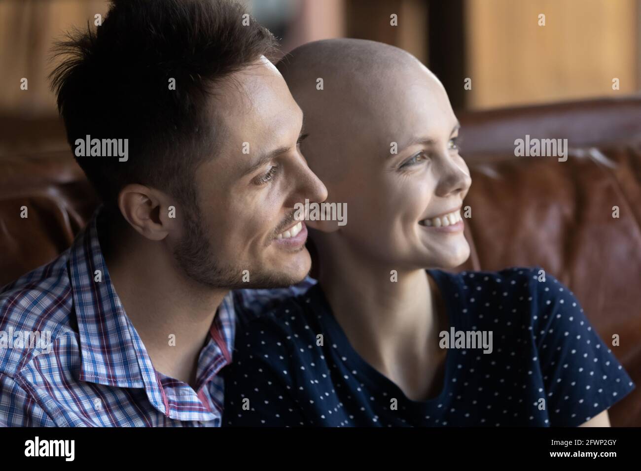 Felice giovane coppia sposata che attraversa la malattia oncologica Foto Stock