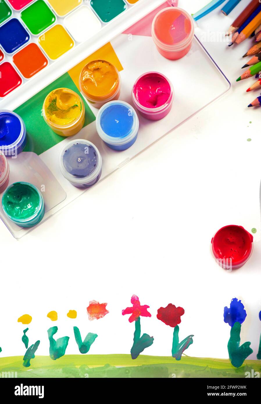 pitture e disegni per bambini dipinge e un pennello per pittura, gouache, giar luminosi e colorati. Hobby e intrattenimento per bambini. Primo piano. Foto Stock
