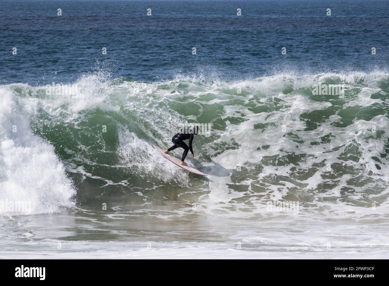 Surf equitazione onda al Wedge, Newport Beach, California. STATI UNITI Foto Stock