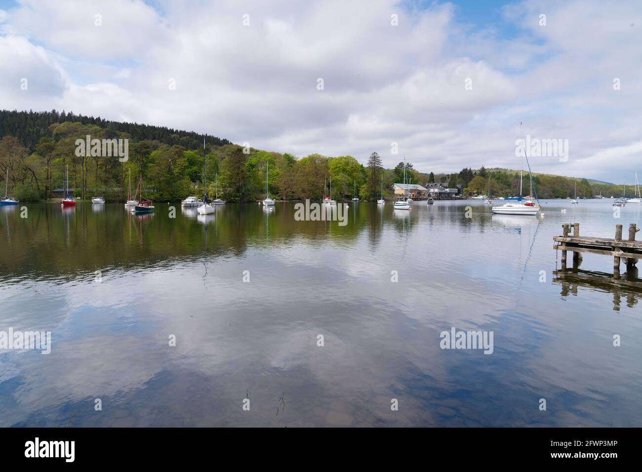 Il Lake District Windermere uk con barche a vela in bella meteo Foto Stock