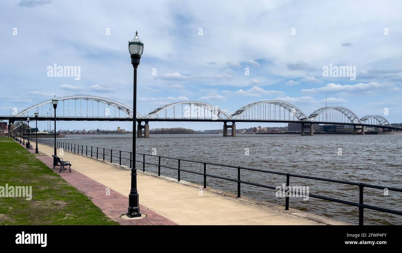 Il Centennial Bridge di Davenport attraversa il fiume Mississippi da Davenport, Iowa, a Rock Island, Illinois Foto Stock