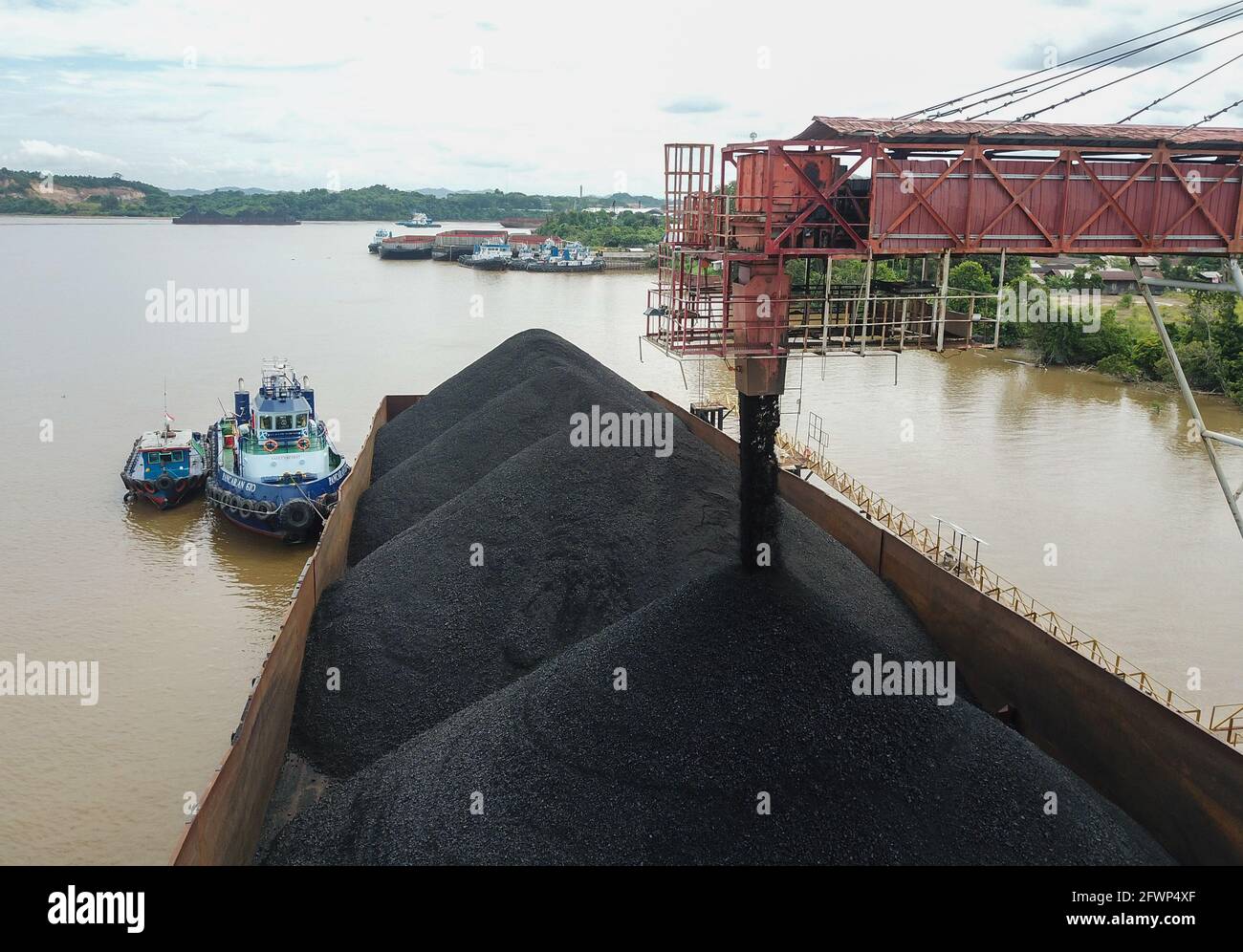 caricamento del carbone nelle chiatte dalla vista aerea del cumulo di scorte Foto Stock