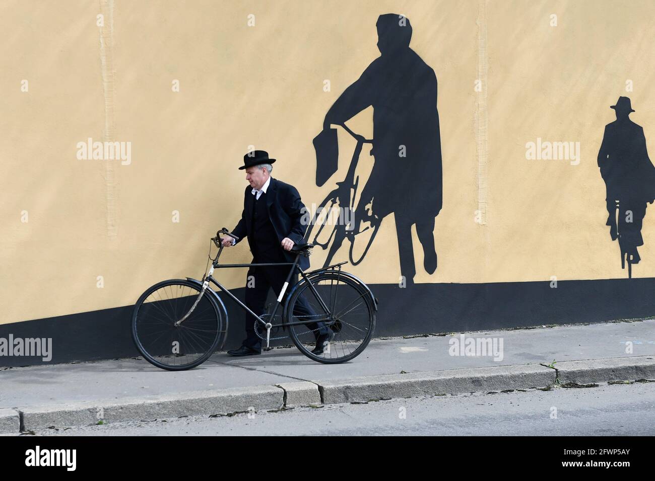 Vychovatelna, Praga. 22 maggio 2021. Lo studente Jakub Marek ha svelato la pittura murale dedicata alla missione antropoide della seconda guerra mondiale, commemorando l'assassinio del SS Obergruppenfuhrer e del generale der Polizei Reinhard Heydrich, Reichsprotektor del protettorato di Boemia e Moravia da parte dei paracadutisti cecoslovacchi il 27 maggio 1942; Decorazione del muro vicino all'operazione Anthropoid Memorial a Vychovatelna, Praga, Repubblica Ceca, 22 maggio 2021. Credit: Michaela Rihova/CTK Photo/Alamy Live News Foto Stock