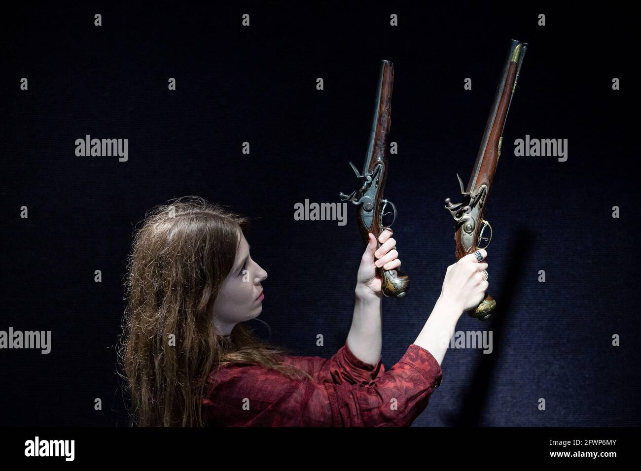 Le pistole turche Flintlock Holster del 19° centuario con un prezzo di guida di £450-£500 sono tenute, durante un'anteprima per il prossimo Antique Arms and Armor sale, a Bonhams' Londra. Data immagine: Lunedì 24 maggio 2021. Foto Stock