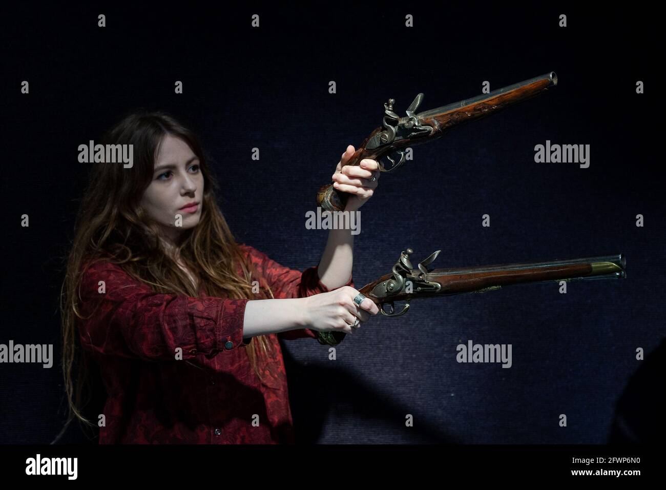 Le pistole turche Flintlock Holster del 19° centuario con un prezzo di guida di £450-£500 sono tenute, durante un'anteprima per il prossimo Antique Arms and Armor sale, a Bonhams' Londra. Data immagine: Lunedì 24 maggio 2021. Foto Stock