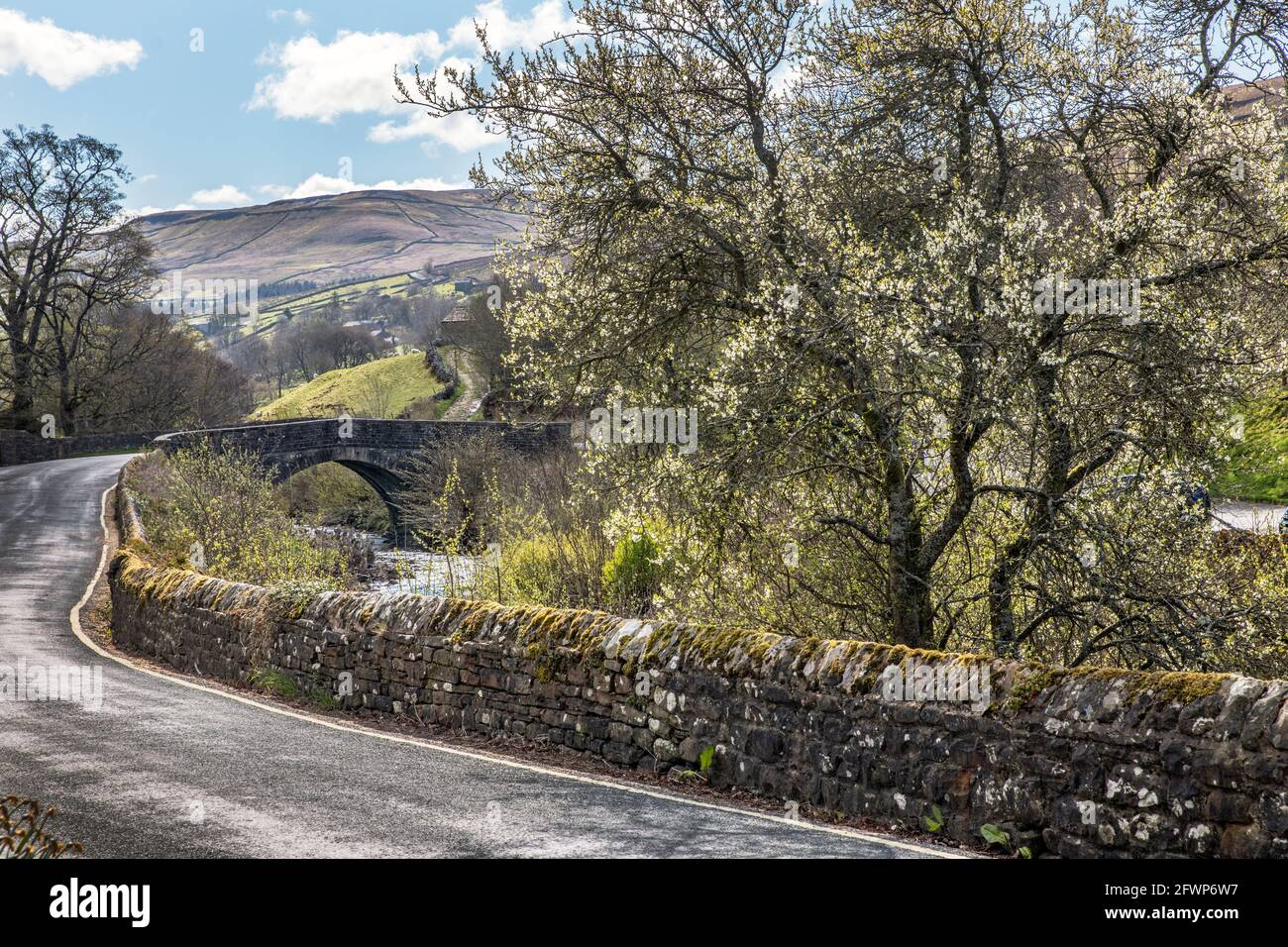 Ponte stradale nel villaggio di Muker Yorkshire Dales Foto Stock