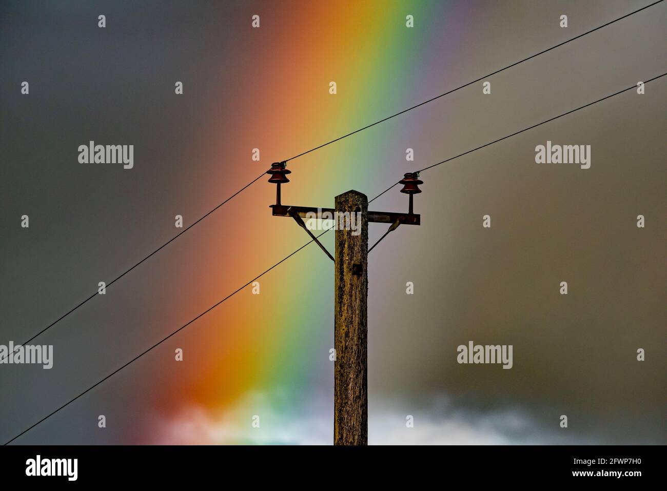 Un arcobaleno al tramonto illumina il cielo sopra Arnside Knott, Arnside, Cumbria, UK. Foto Stock