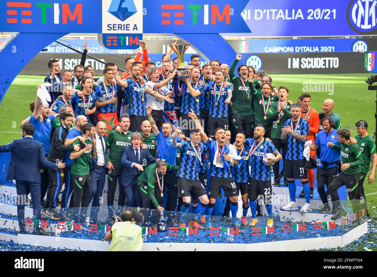 I giocatori del FC Internazionale festeggiano la Serie A Trophy dopo il Partita tra FC Internazionale e Udinese Calcio a Giuseppe Meazza Stadio di maggio Foto Stock