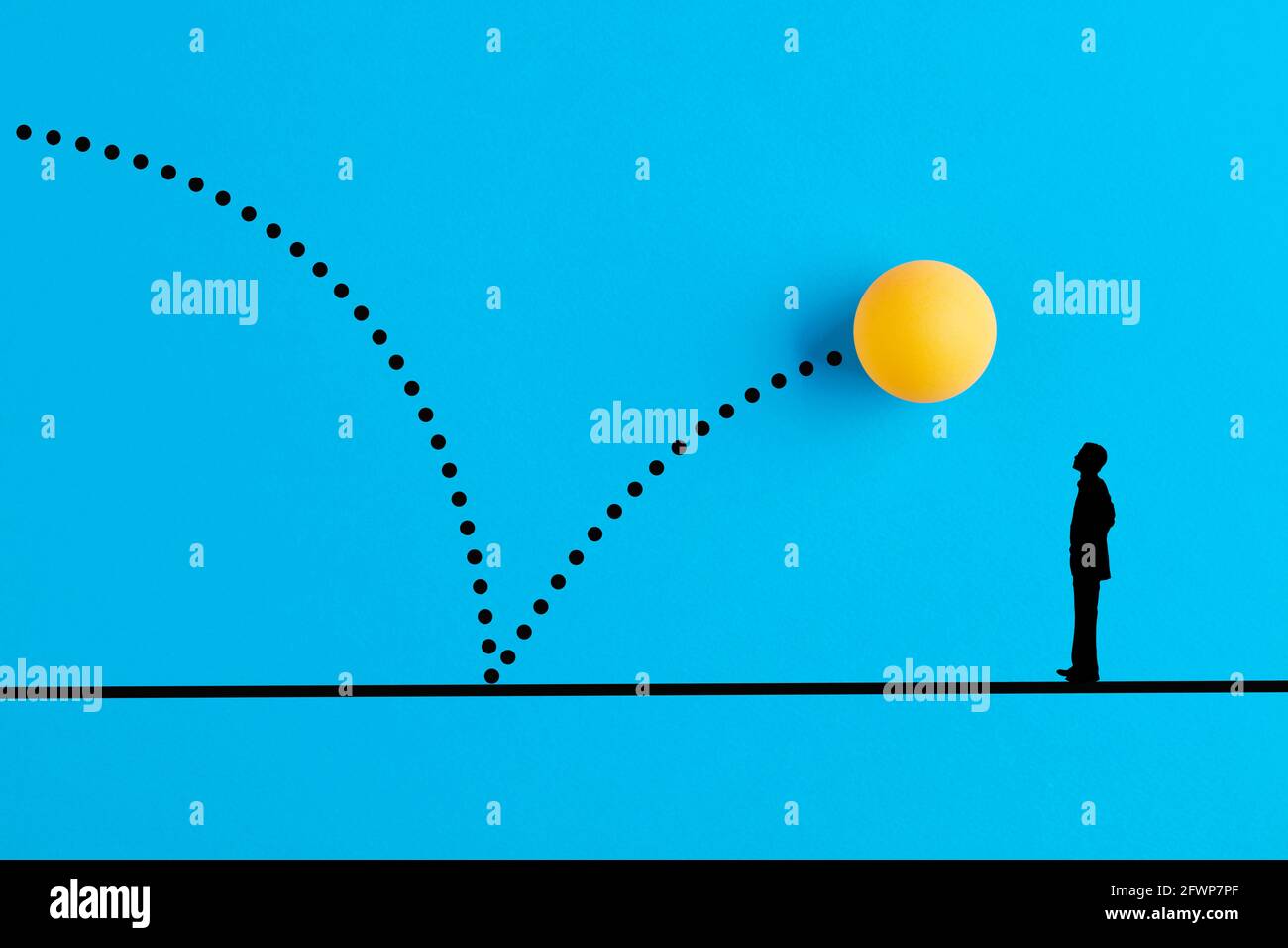 Concetto di stagnazione, inerzia, disastro, incidente, rischio o pericolo. La palla da ping pong saltante sta per colpire un uomo d'affari in piedi. Foto Stock