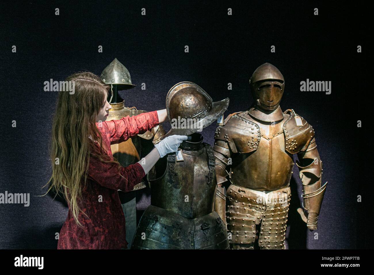 BONHAMS KNIGHTSBRIDGE LONDRA 24 MAGGIO 2021. Un assistente di Bonhams con un composito inglese Guerra civile periodo Pikeman's Half-Armor, metà del 17 ° secolo, stima: £3,000-4,000 durante una telefonata per la vendita di armi antiche e armature Bonhams. La vendita avrà luogo il 26 maggio a Bonhams Knightsbridge. Credit amer Ghazzal/Alamy Live News Foto Stock