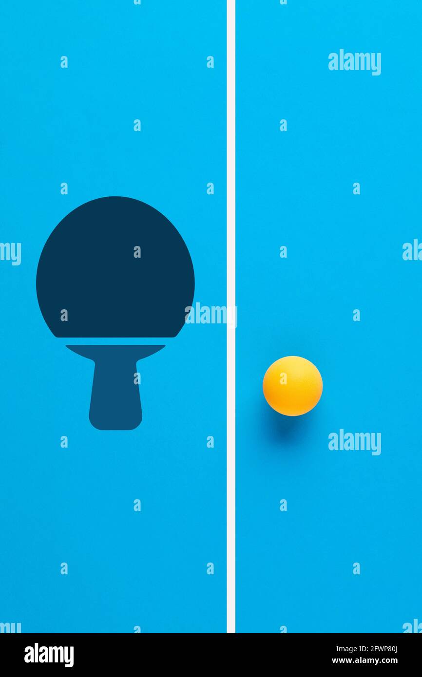 Tavolo da ping-pong e un'icona a racchetta sul tavolo blu. Foto Stock