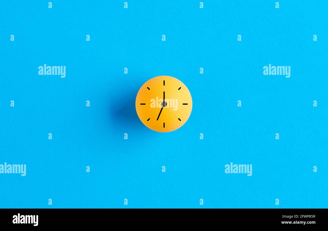 Simbolo dell'orologio su una palla su sfondo blu. Concetto di tempistica o scadenza. Foto Stock