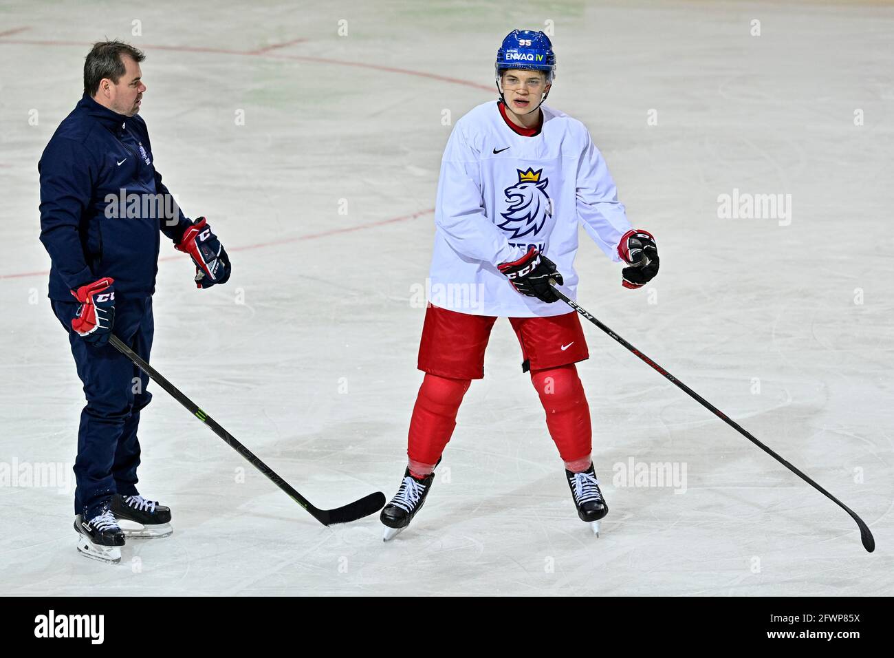 L'assistente Jaroslav Spacek, a sinistra, e Matej Blumel partecipano ad una sessione di allenamento della nazionale ceca nell'ambito del campionato mondiale di hockey su ghiaccio IIHF 2021 a riga, Lettonia, il 24 maggio 2021, prima della partita serale contro la Bielorussia. (Foto CTK/Vit Simanek) Foto Stock