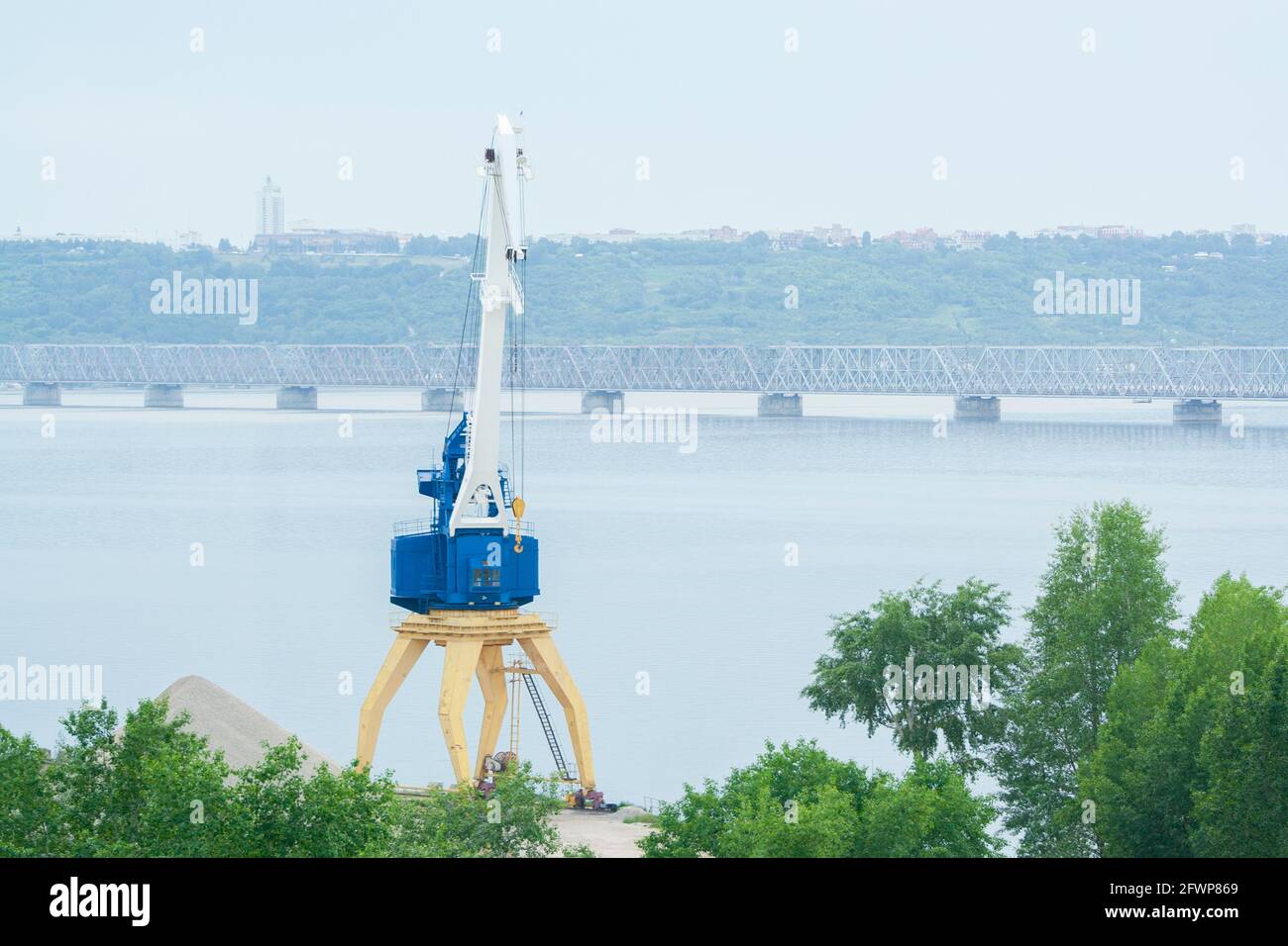 Gru a banchina con edifici industriali e grandi Foto Stock