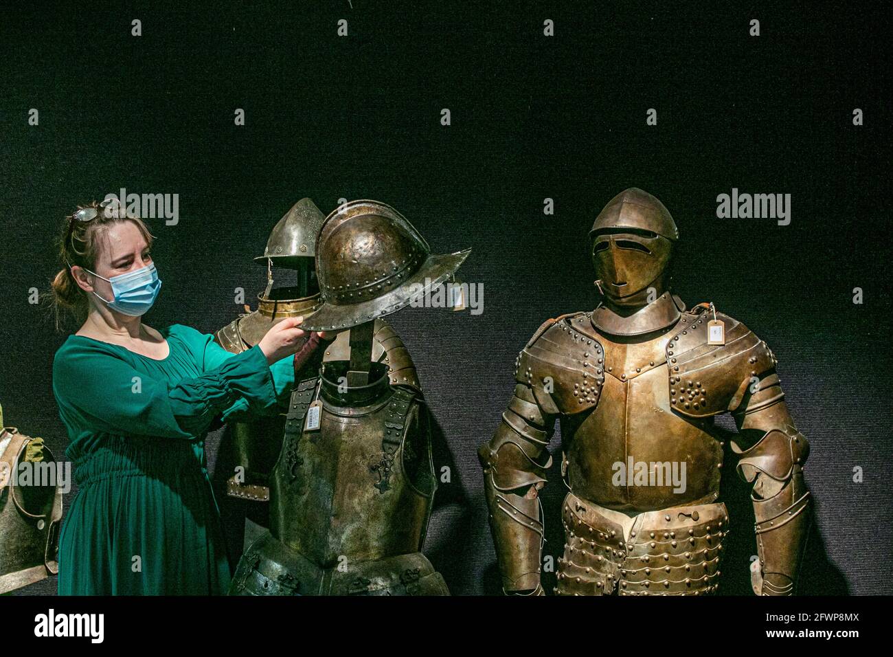 BONHAMS KNIGHTSBRIDGE LONDRA 24 MAGGIO 2021. Un assistente di Bonhams con un composito inglese Guerra civile periodo Pikeman's Half-Armor, metà del 17 ° secolo, stima: £3,000-4,000 durante una telefonata per la vendita di armi antiche e armature Bonhams. La vendita avrà luogo il 26 maggio a Bonhams Knightsbridge. Credit amer Ghazzal/Alamy Live News Foto Stock