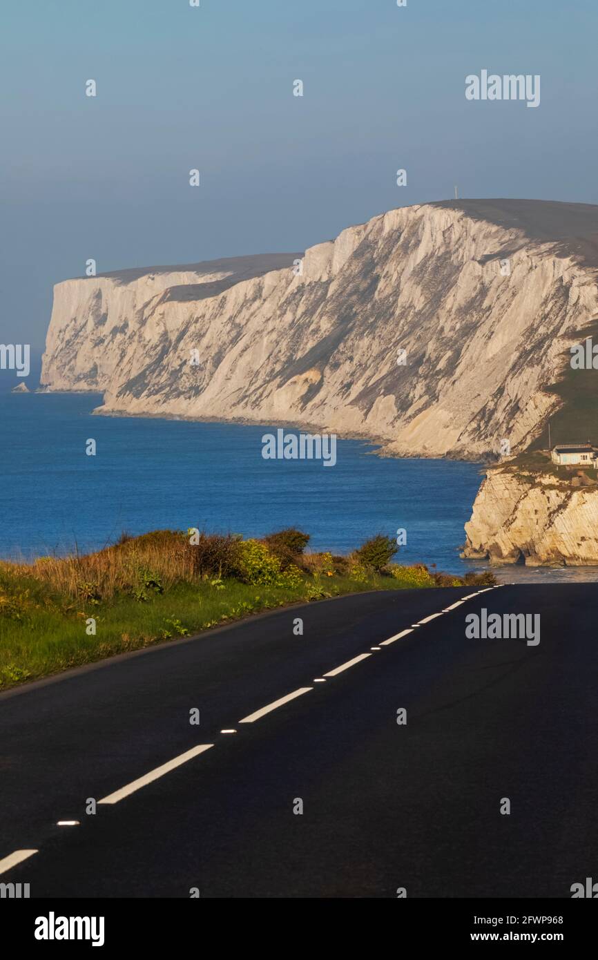 Inghilterra, Isola di Wight, Vista costiera di Empty Road e bianche scogliere Foto Stock