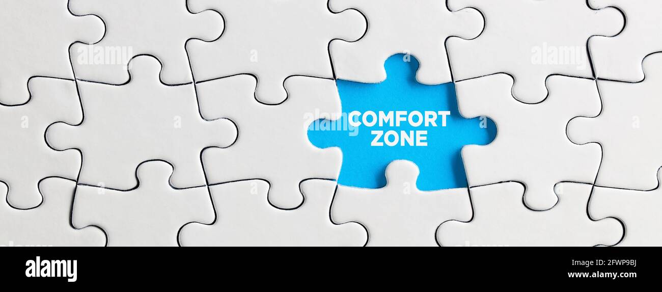 Pezzo di puzzle blu mancante con la parola zona comfort. Bloccato nel concetto di zona comfort. Foto Stock
