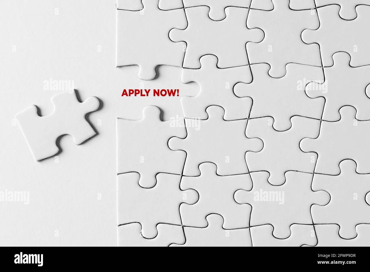 Domanda di lavoro, appartenenza o concetto di sottoscrizione. Applica ora messaggio scritto su pezzo di puzzle mancante su sfondo bianco. Foto Stock