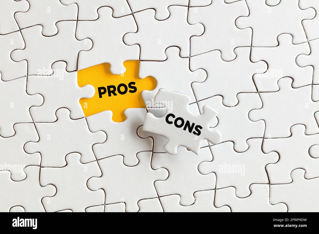 Le parole pro e contro sui pezzi di puzzle mancanti. Scoprire gli aspetti positivi alla base del concetto di aspetti negativi. Foto Stock