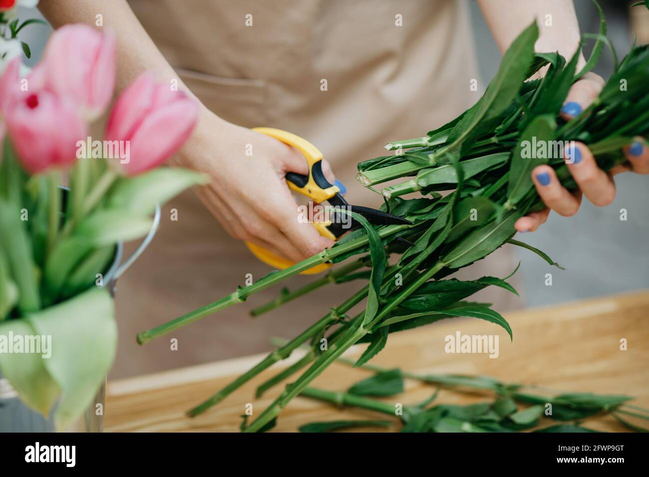 Lavoro fiorista in studio di fiori, la creazione di bouquet e la sicurezza dopo covid-19 blocco sul posto di lavoro Foto Stock