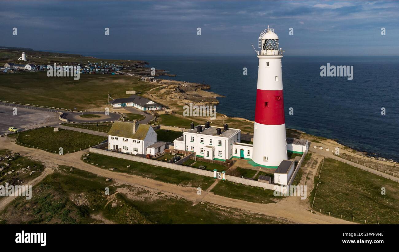 Portland Bill Lighthouse with Isle of Portland - un'immagine drone Foto Stock