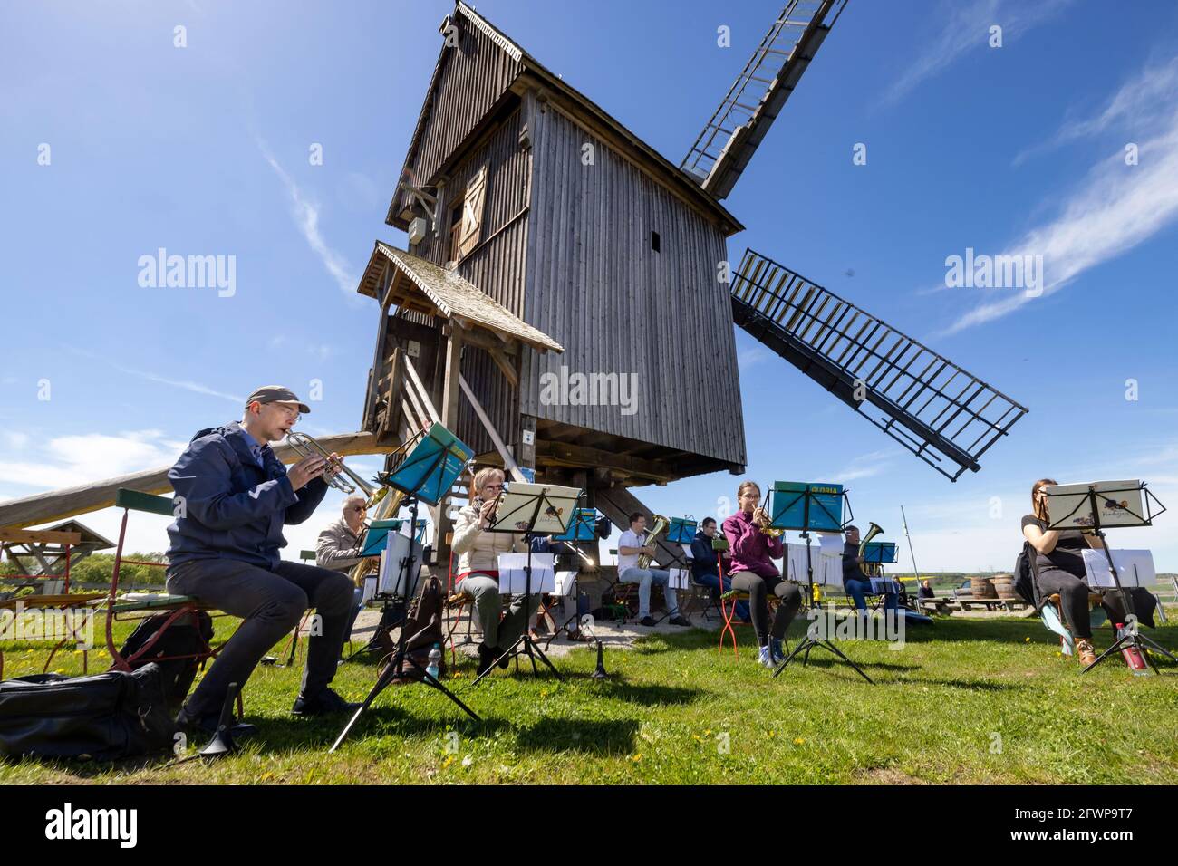 Klettbach, Germania. 24 maggio 2021. I membri del coro trombone Martini-Luther Erfurt suonano al servizio all'aperto il giorno del Mulino presso il Bockwindmühle Klettbach. I cristiani celebrano il compleanno della loro chiesa e l'inizio della diffusione del messaggio cristiano sulla Pentecoste. Credit: Michael Reichel/dpa-Zentralbild/dpa/Alamy Live News Foto Stock