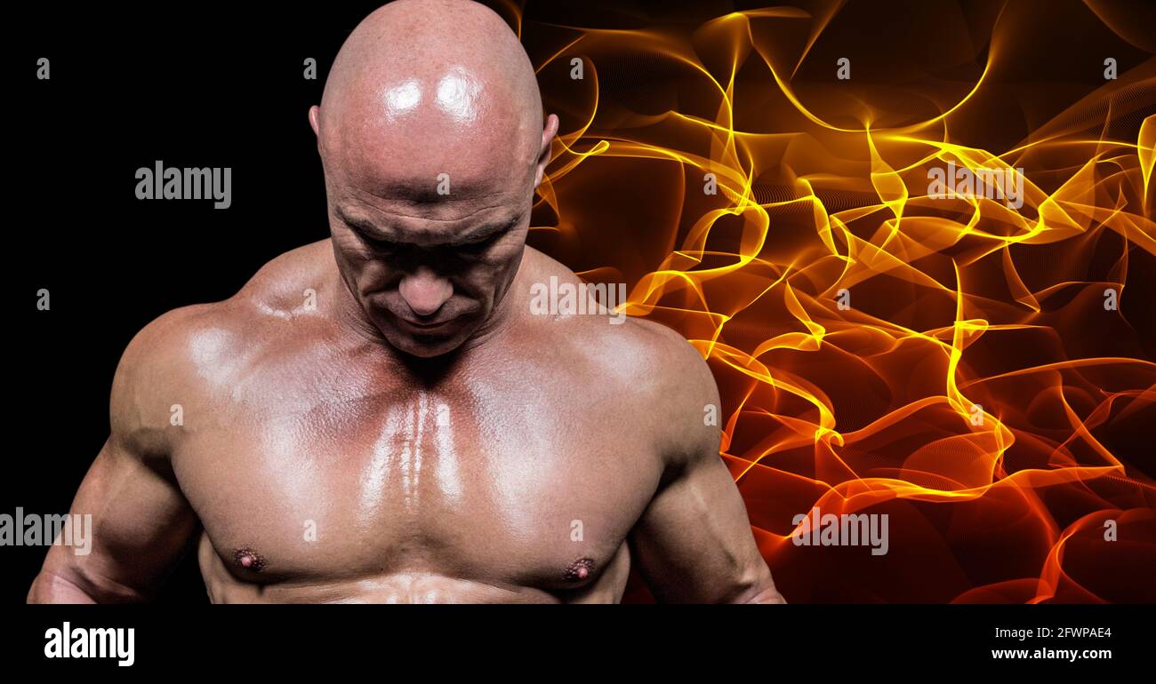 Composizione dell'uomo muscoloso caucasico sullo sfondo del fuoco Foto Stock