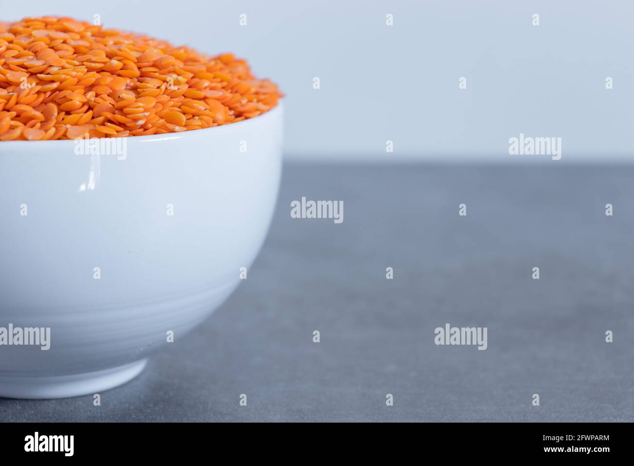 Fagioli Dhal in una ciotola bianca lucida in ceramica da vicino. Foto Stock