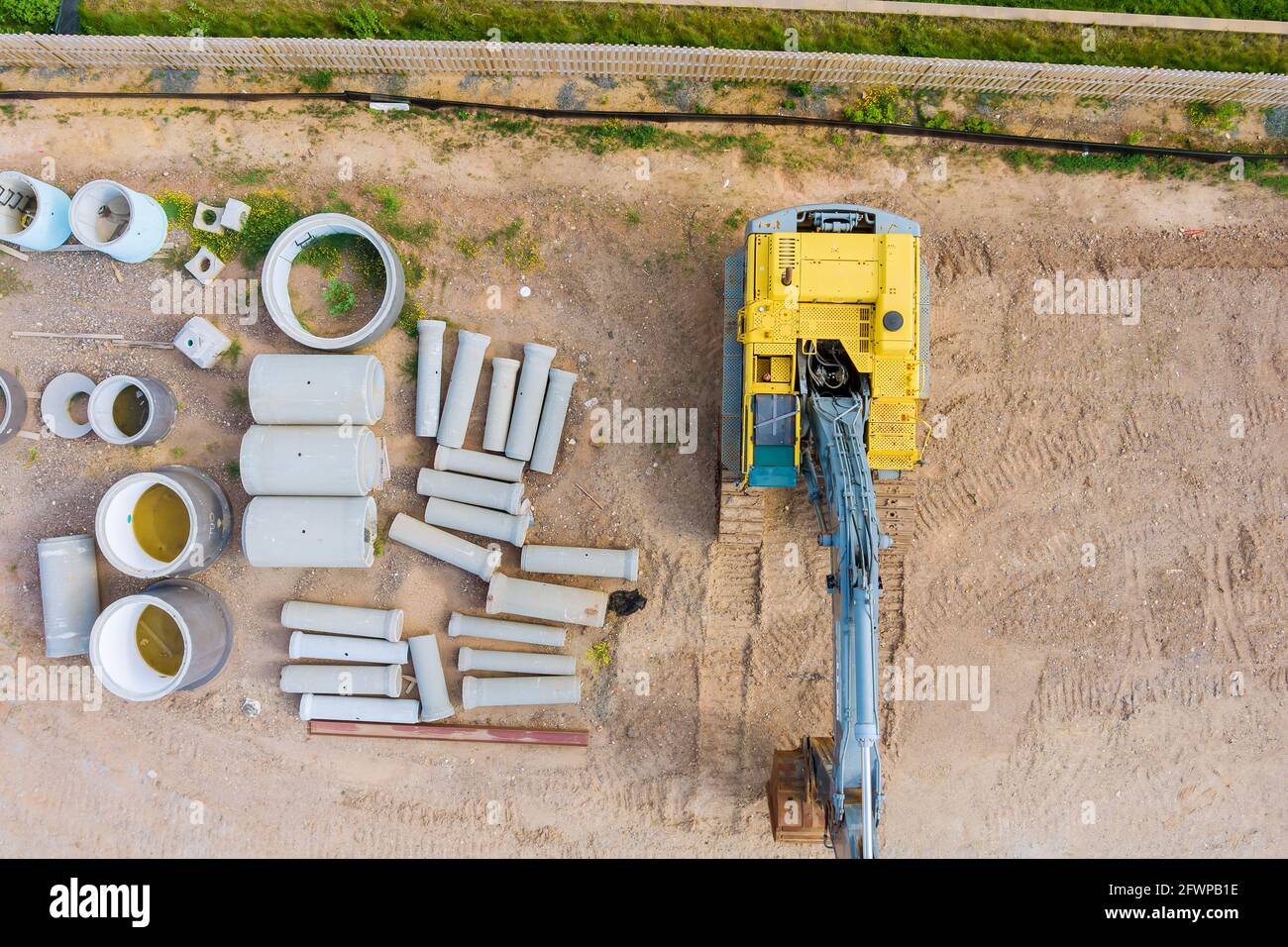 Vista aerea nuovi edifici residenziali per lavori di costruzione i tubi di posa nella fondazione Foto Stock