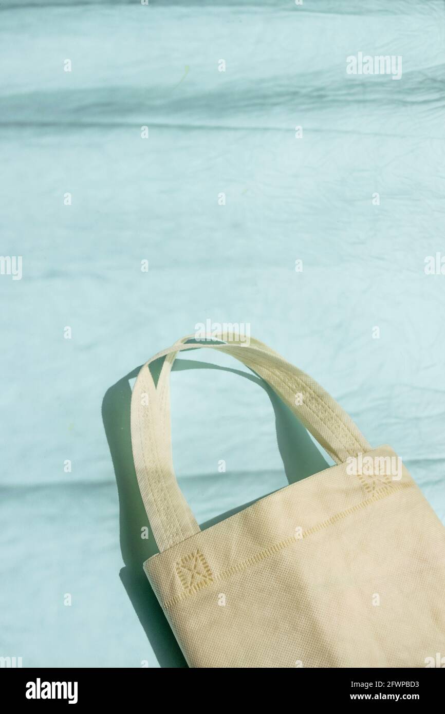 Borsa eco-compatibile in tessuto non tessuto in materiali naturali. Ecologia, riciclaggio, senza plastica, senza rifiuti Foto Stock
