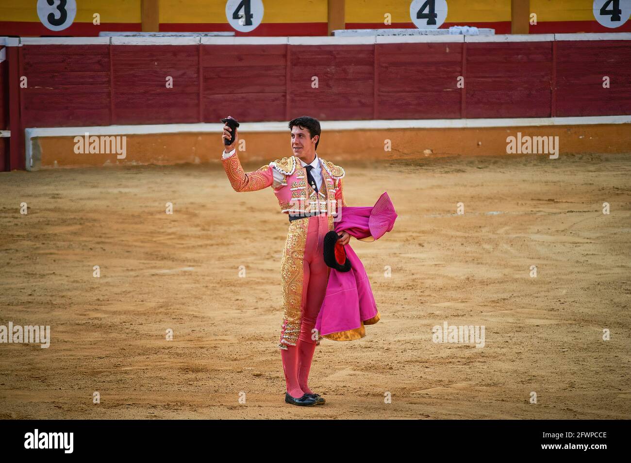 Tudela, Navarra, Spagna. 23 maggio 2020. Diego GarcÃŒa saluta i tifosi alla Plaza de Toros Tudela (Plaza de Toros de Tudela) a Tudela.sei tori dell'allevamento di bestiame ''El Canario'' di Salamanca, Spagna, hanno partecipato oggi 23 maggio alle corride dei giovani corrieri Daniel de la Fuente, Daniel Barbero e Diego GarcÃŒa nell'arena di Tudela, Navarra, Spagna. Il rispetto della capacità in ogni momento con le misure del Covid 19. Credit: Elsa A Bravo/SOPA Images/ZUMA Wire/Alamy Live News Foto Stock