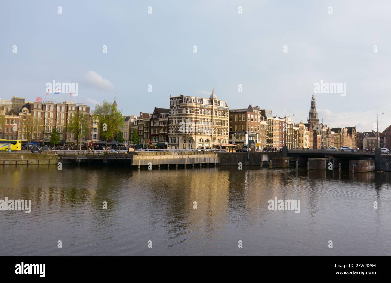 Amsterdam, Paesi Bassi - 19 maggio 2017: Splendidi edifici architettonici antichi nella città di Amsterdam, Paesi Bassi. Foto Stock
