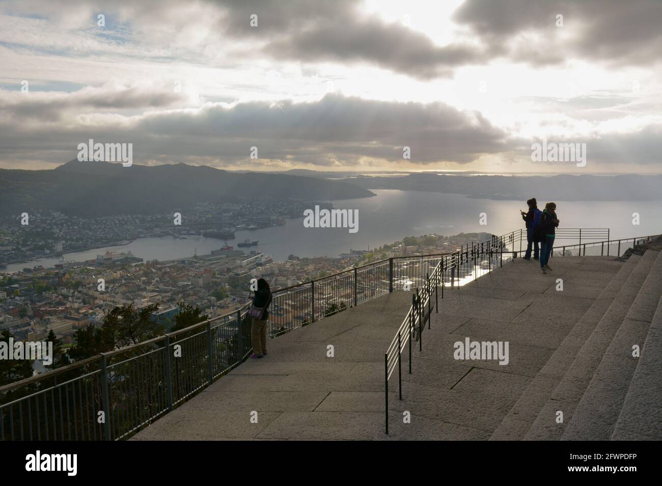 Bergen, Norvegia - 24 maggio 2017: I turisti che ammirano la vista della città di Bergen da una piattaforma di osservazione in cima al Monte Floyen in un frizzante pomeriggio estivo Foto Stock