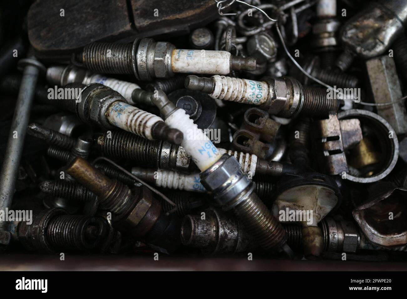 Kuwait City – Kuwait – 15 aprile 2021: Candele usate e scartate Foto Stock