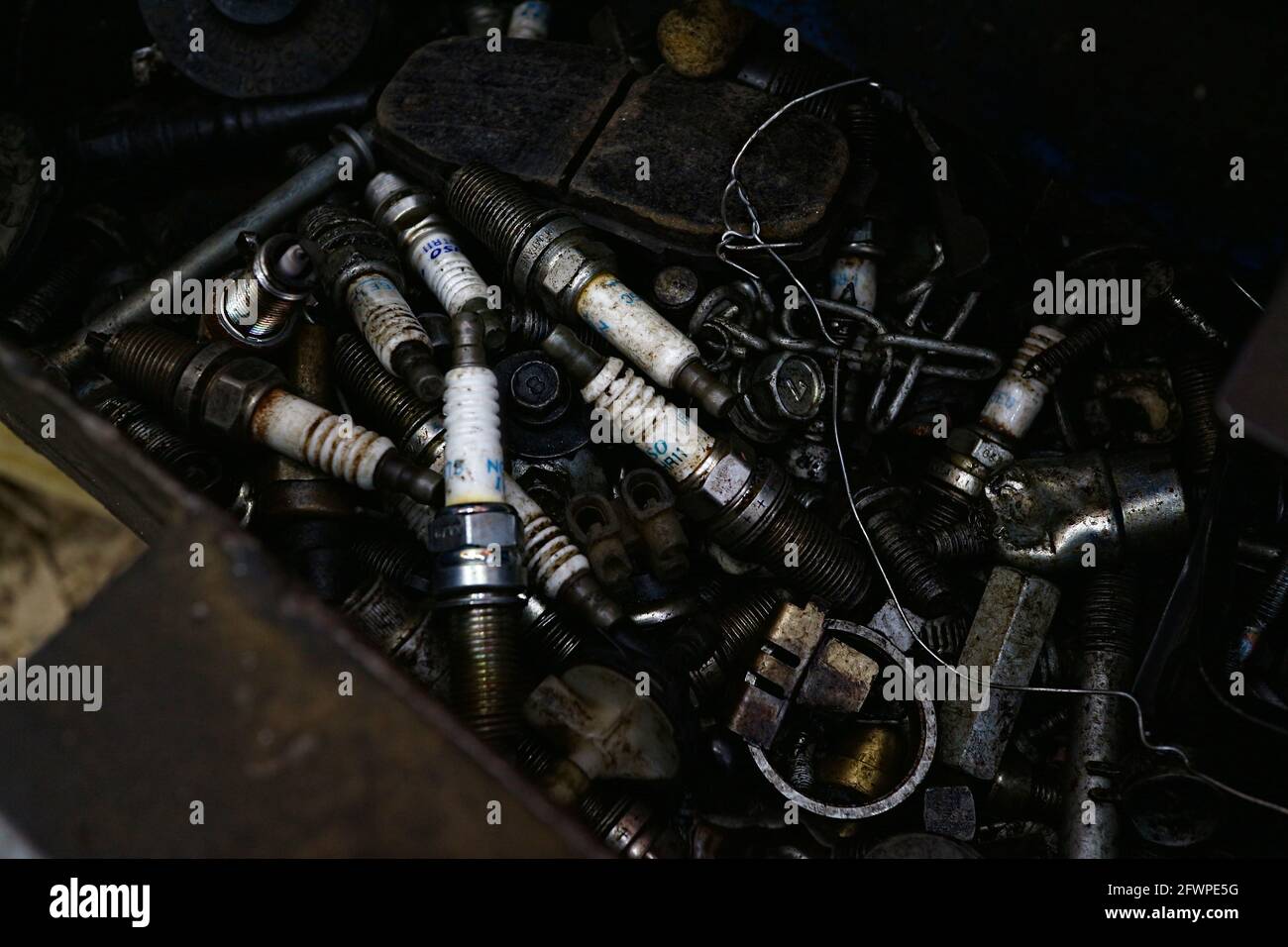 Kuwait City – Kuwait – 15 aprile 2021: Candele usate e scartate Foto Stock