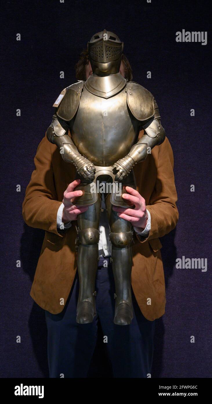 Bonhams, Londra, Regno Unito. 24 maggio 2021. Bonhams Antique Arms e Armor vendita anteprima include un piccolo Full Armour in fine 16 ° secolo stile, stima £500-700. Credit: Malcolm Park/Alamy Live News. Foto Stock