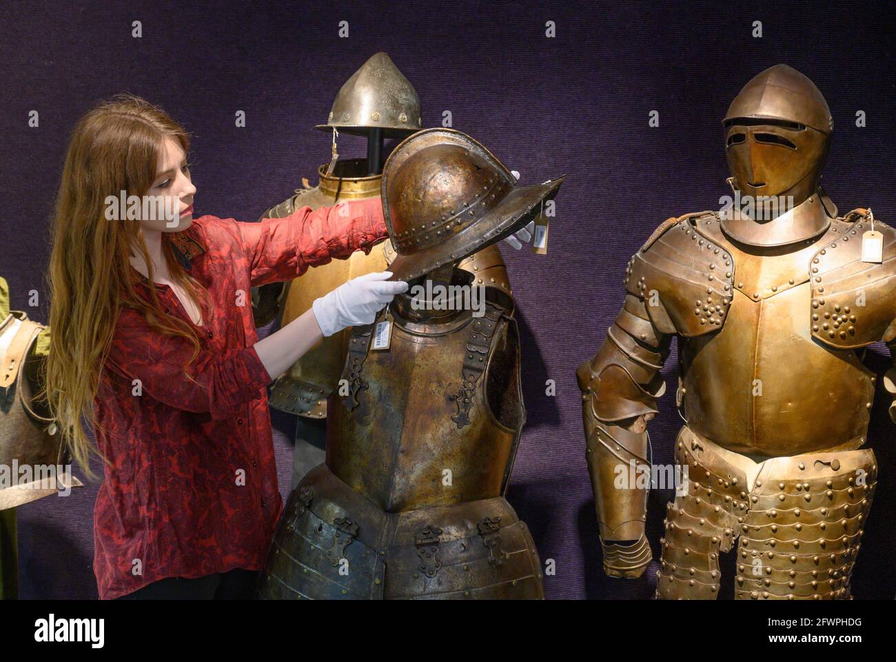Bonhams, Londra, Regno Unito. 24 maggio 2021. Bonhams Antique Arms and Armor sale preview includes (center) a Composite English Guerra civile periodo Pikeman's Half-Armor, metà del 17 ° secolo, stima: £3,000-4,000. Credit: Malcolm Park/Alamy Live News. Foto Stock