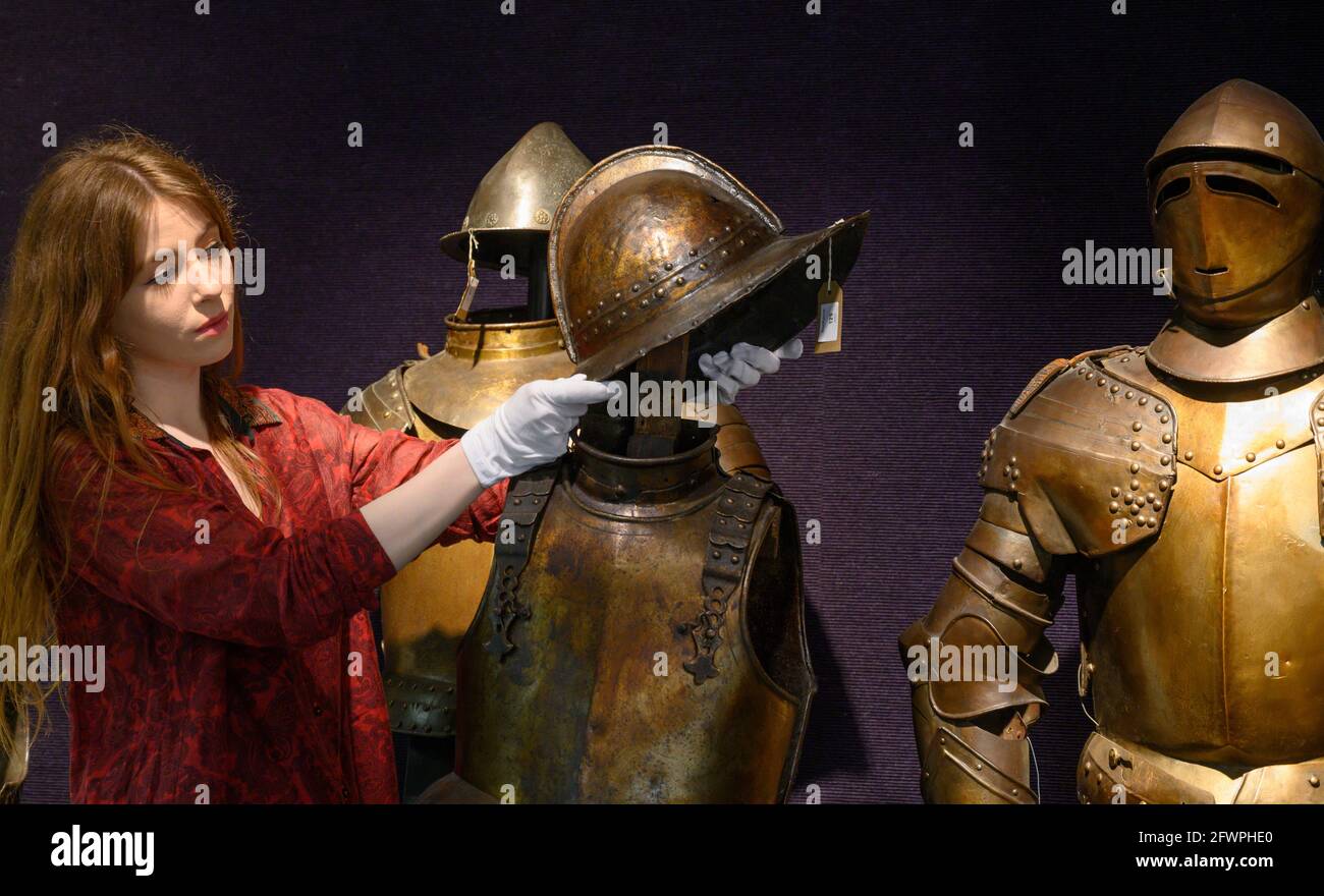 Bonhams, Londra, Regno Unito. 24 maggio 2021. Bonhams Antique Arms and Armor sale preview includes (center) a Composite English Guerra civile periodo Pikeman's Half-Armor, metà del 17 ° secolo, stima: £3,000-4,000. Credit: Malcolm Park/Alamy Live News. Foto Stock