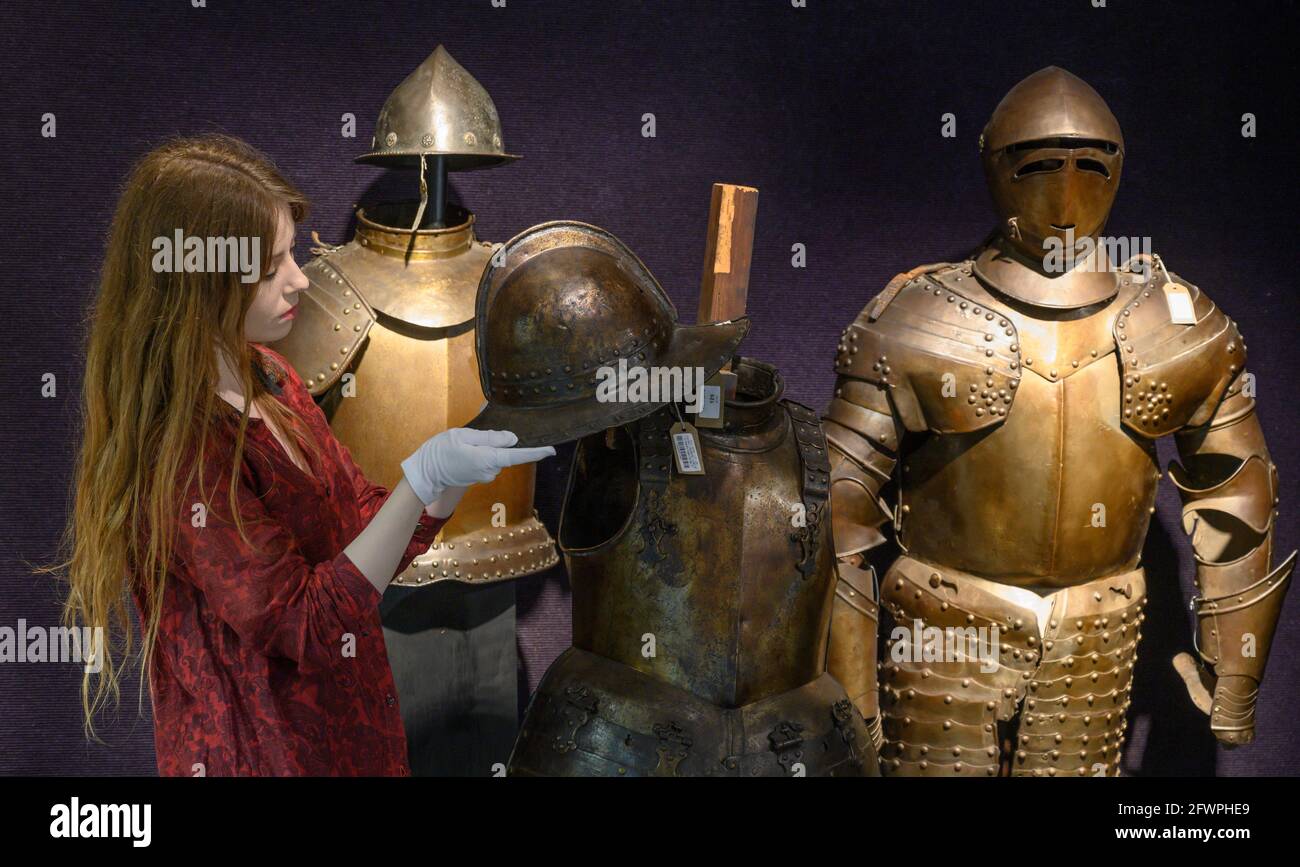 Bonhams, Londra, Regno Unito. 24 maggio 2021. Bonhams Antique Arms and Armor sale preview includes (center) a Composite English Guerra civile periodo Pikeman's Half-Armor, metà del 17 ° secolo, stima: £3,000-4,000. Credit: Malcolm Park/Alamy Live News. Foto Stock