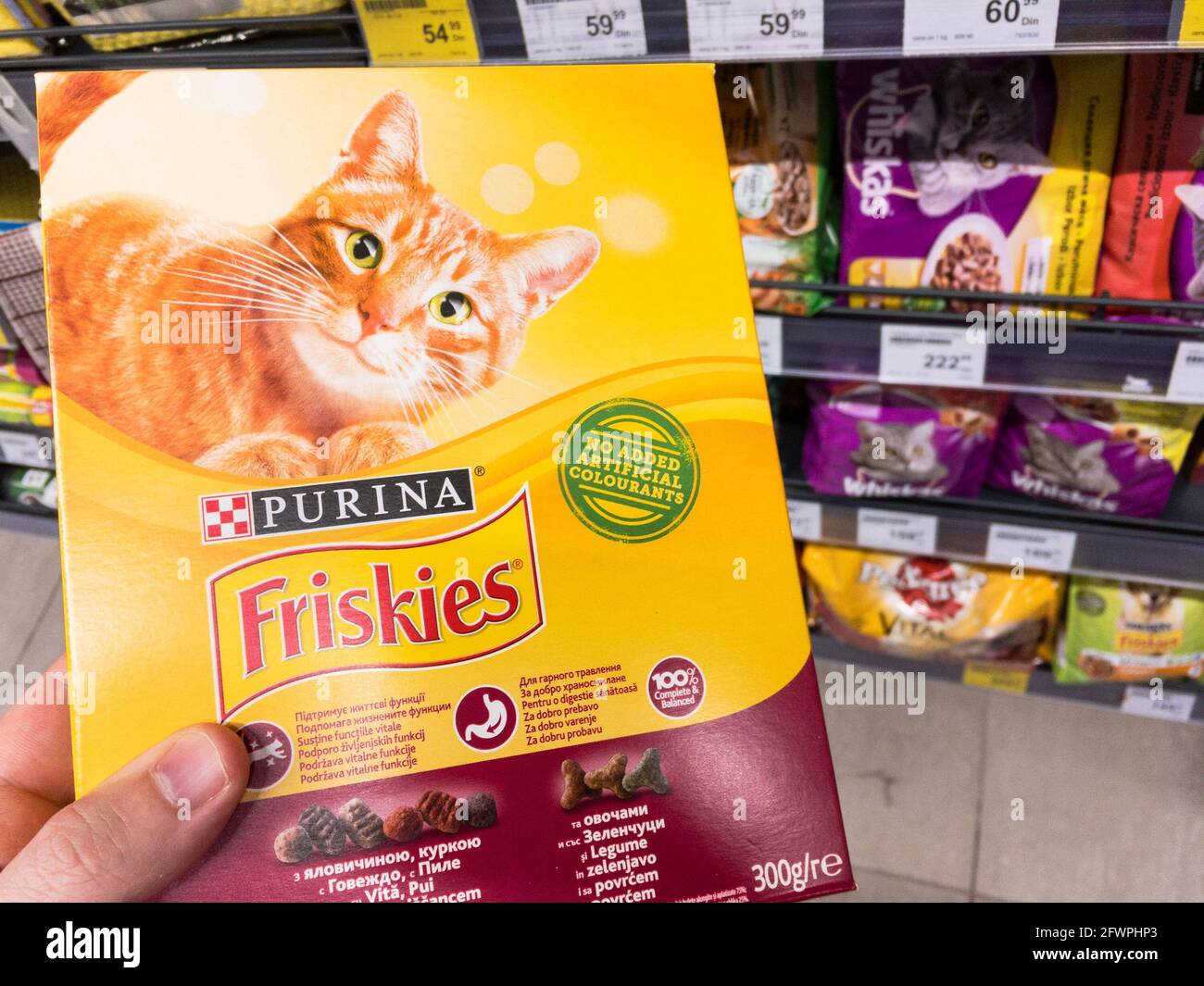 Immagine di un pacchetto con il logo di Friskies in esposizione per la vendita a Belgrado, serbia. Friskies è un marchio americano di cibo e trea gatto umido e secco Foto Stock