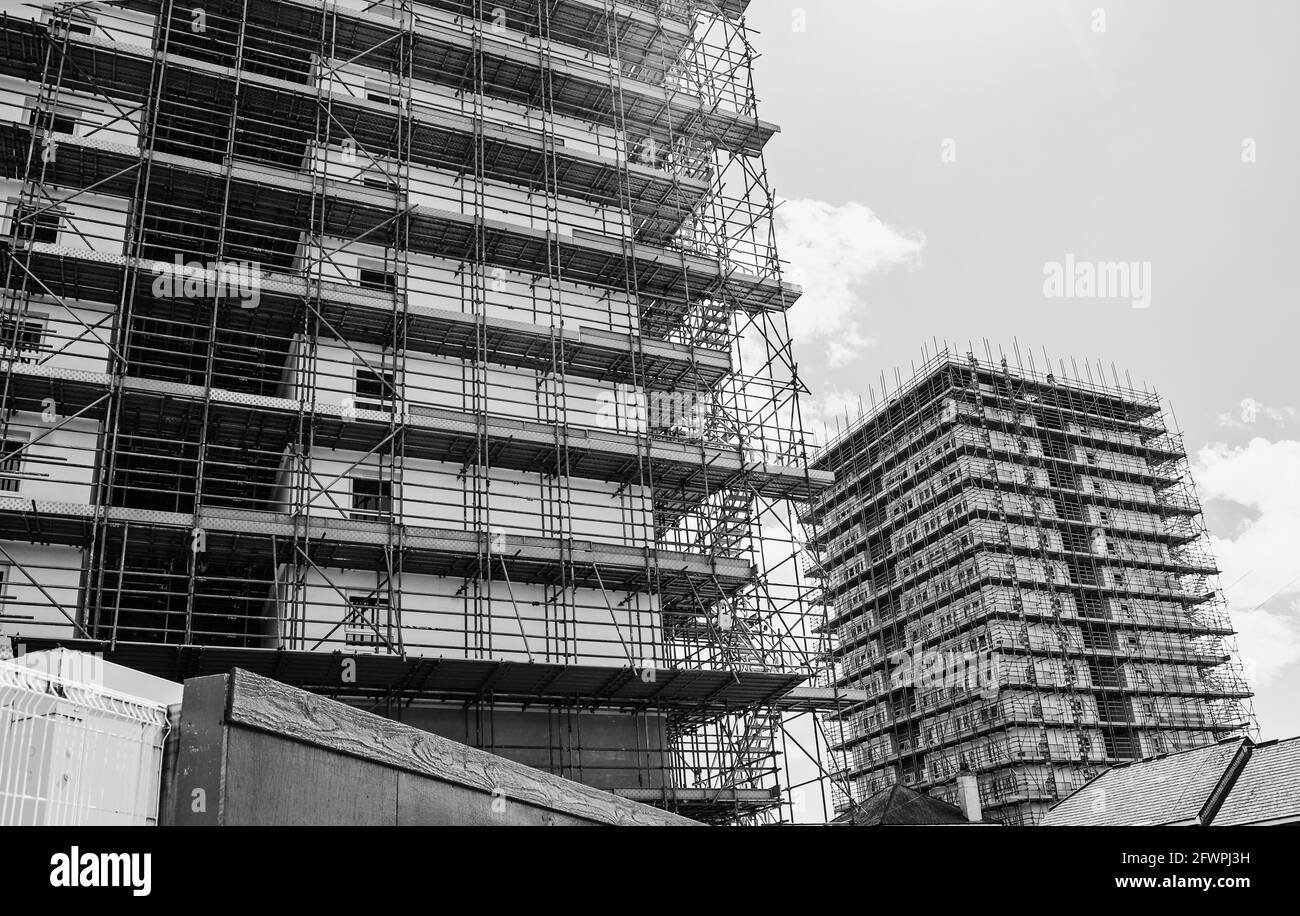 Tamar e Tavy Houses nel Devonport sono stati reccati in seguito al disastro antincendio di Grenfell a Londra. Attualmente circondato da ponteggi che danno molto Foto Stock