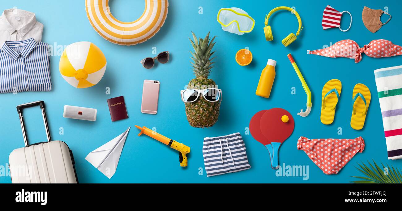 Vista dall'alto e piatta degli oggetti essenziali per il viaggio, delle vacanze estive e del concetto di coronavirus. Foto Stock