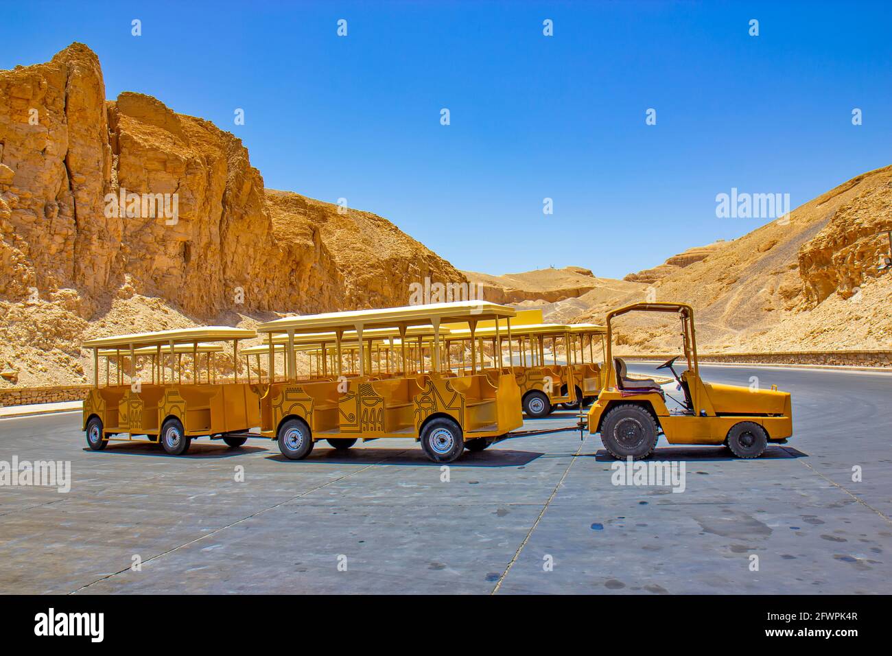 Veicolo giallo per i turisti in Valle dei Re a Luxor, Egitto Foto Stock