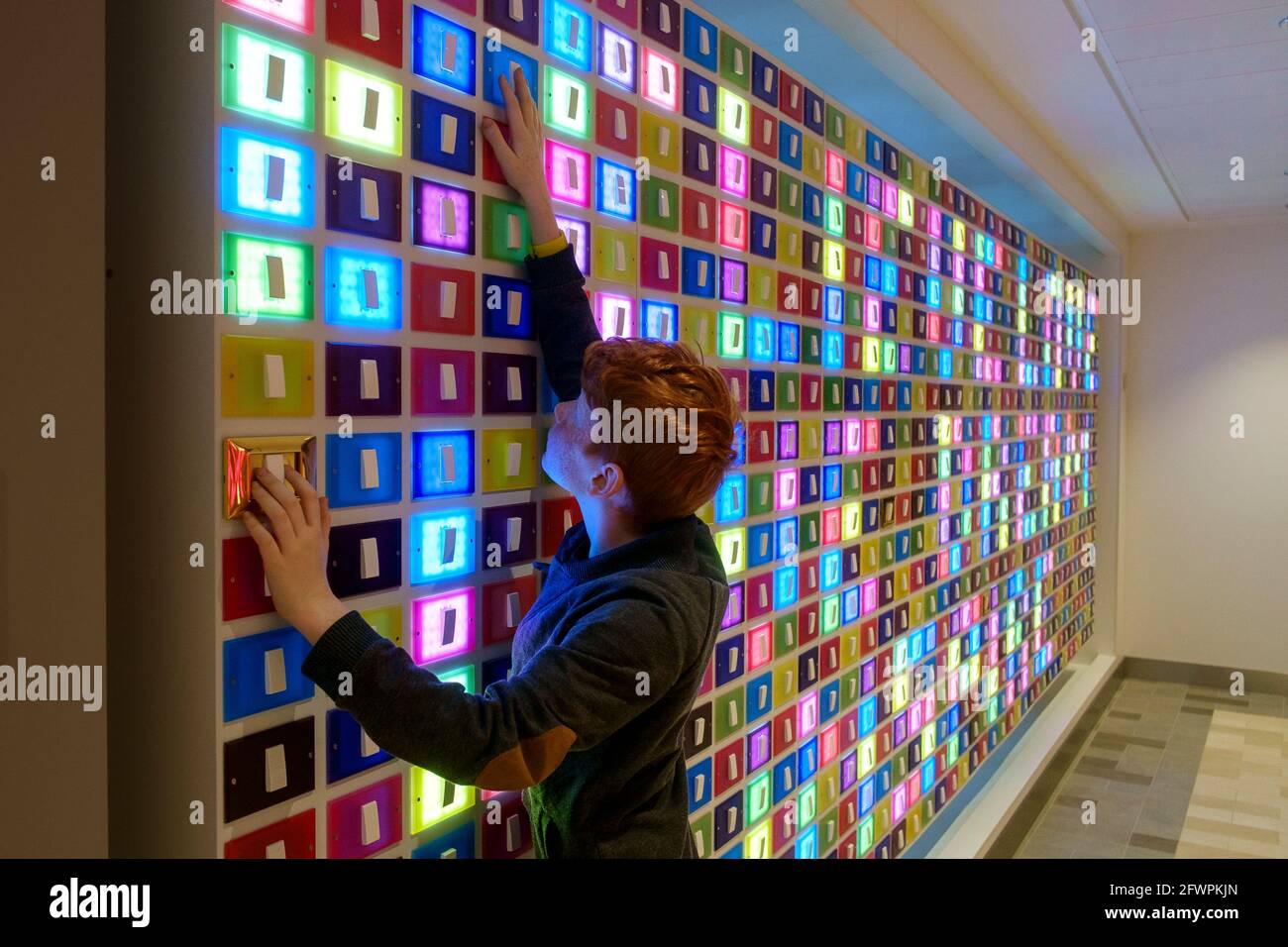 Young boy accende e spegne le luci di Arte interattiva di Silvia Iorios a bordo della nave Royal Caribbean Inno dei mari Foto Stock