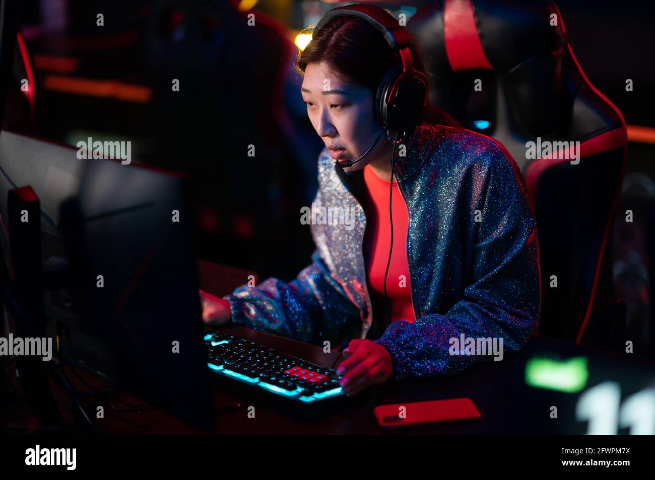 Addestramento di giocatori di eSport in un bootcamp. Un giovane videogamer asiatico a un potente PC per videogame guarda il monitor. Cyber sport online Foto Stock