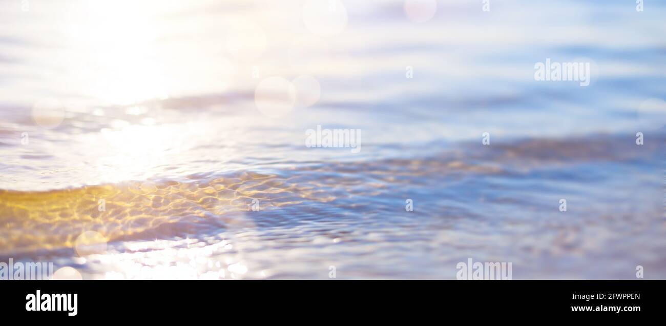 Bokeh tramonto sfondo chiaro sulla spiaggia di mare estate Foto Stock