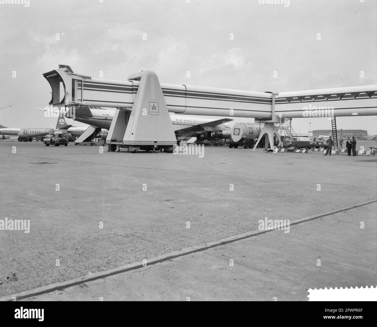 Assembly Avio-bridge per passeggeri all'aeroporto di Schiphol, 13 aprile 1961, PASSEGGERI, Paesi Bassi, foto agenzia stampa del xx secolo, notizie da ricordare, documentario, fotografia storica 1945-1990, storie visive, Storia umana del XX secolo, che cattura momenti nel tempo Foto Stock